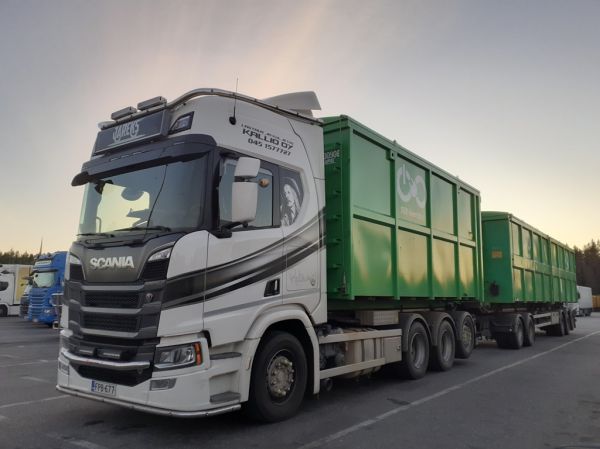 Lastaus ja Kuljetus Kallion Scania R660
Lastaus ja Kuljetus Kallio Oy:n Scania R660 täysperävaunuyhdistelmä.
Avainsanat: Kallio Scania R660 ABC Hirvaskangas Ratsumies