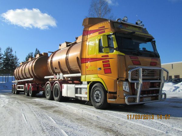 Laukaan Rahtiautojen Volvo FH 
Laukaan Rahtiautot Oy:n Volvo FH säiliöyhdistelmä.
Avainsanat: LaukaanRahtiautot Volvo FH Shell Hirvaskangas 18