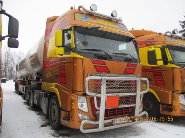 Laukaan Rahtiautojen Volvo FH 
Laukaan Rahtiautot Oy:n Volvo FH säiliöpuolikas.
Avainsanat: LaukaanRahtiautot Volvo FH 3