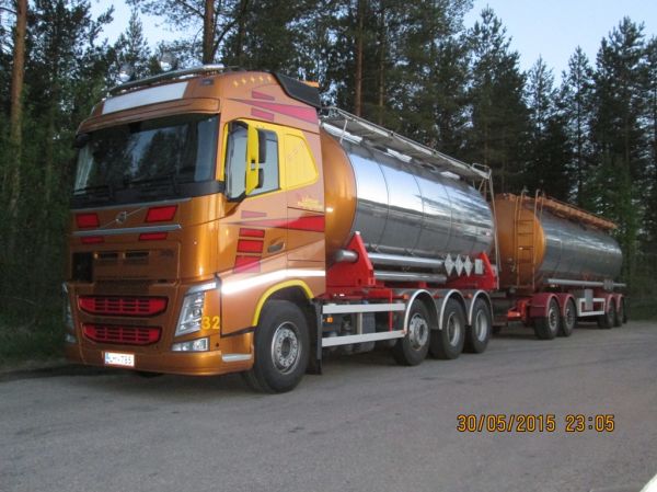 Laukaan Rahtiautojen Volvo FH
Laukaan Rahtiautot Oy:n Volvo FH säiliöyhdistelmä.
Avainsanat: LaukaanRahtiautot Volvo FH Shell Hirvaskangas 32 71032 Samat Group