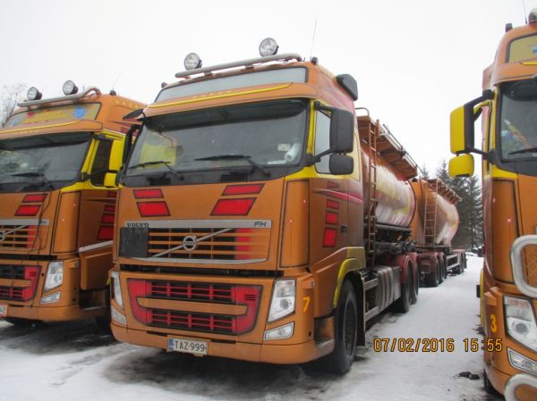 Laukaan Rahtiautojen Volvo FH
Laukaan Rahtiautot Oy:n Volvo FH säiliöyhdistelmä.
Avainsanat: LaukaanRahtiautot Volvo FH 7