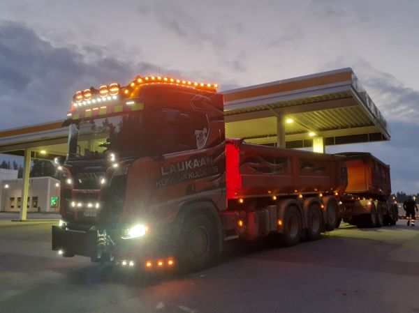 Laukaan Kone ja Kuljetuksen Scania 
Laukaan Kone ja Kuljetuksen Scania sorayhdistelmä.
Avainsanat: Laukaan-Kone-ja-Kuljetus Scania ST1 Hirvaskangas