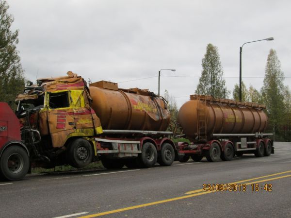 Laukaan Rahtiautojen Volvo FH kolarin jälkeen
Laukaan Rahtiautojen Volvo FH säiliöyhdistelmä kolarin jälkeen. 
Avainsanat: Laukaanrahtiautot Volvo FH 18