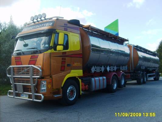 Laukaan Rahtiautojen Volvo FH12 
Laukaan Rahtiautot Oy:n Volvo FH12 säiliöyhdistelmä.
Avainsanat: LaukaanRahtiautot Volvo FH12 9 Neste