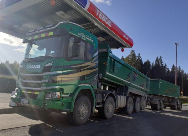 Laukkavirran Kuljetus ja Maansiirto Oy:n Scania R660XT
Laukkavirran Kuljetus ja Maansiirto Oy:n Scania R730 sorayhdistelmä.
Avainsanat: Laukkavirta Scania R660XT ABC Hirvaskangas