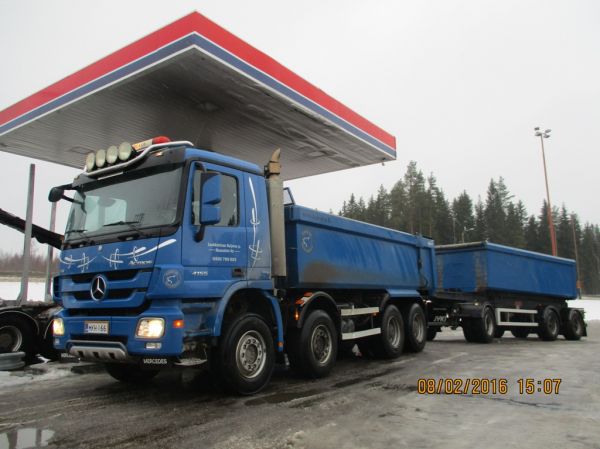 Laukkavirran Kuljetus ja Maansiirto Oy:n  MB 4155 Actros 
Laukkavirran Kuljetus ja Maansiirto Oy:n MB 4155 Actros sorayhdistelmä.
Avainsanat: Laukkavirta MB 4155 Actros ABC Hirvaskangas