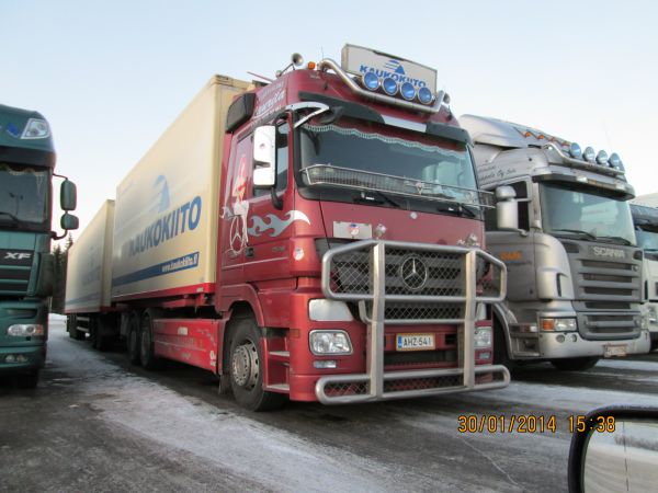 Kuljetusliike T Laurilan MB 2548 Actros
Kuljetusliike T Laurilan MB 2548 Actros täysperävaunuyhdistelmä.
Avainsanat: Laurila Kaukokiito MB 2548 Actros ABC Hirvaskangas