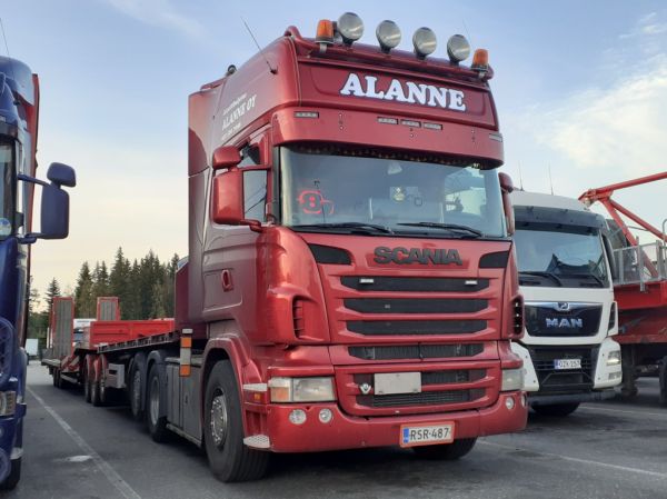 Lavettikuljetus Alanteen Scania
Lavettikuljetus Alanne Oy:n Scania b-juna.
Avainsanat: Alanne Scania ABC Hirvaskangas B-juna