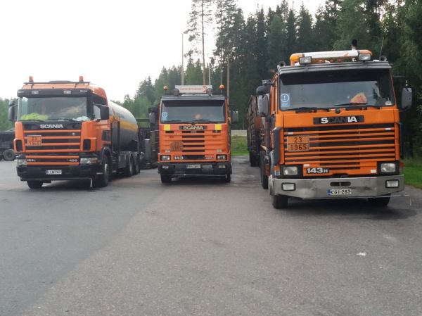 Lemminkäisen Scanioita 2017
Lemminkäisen Scanioita Hirvaskankaan ABC:n rekkaparkissa 2017.
Avainsanat: Lemminkäinen Scania 124 143H 2801 3703 4075 Hirvaskangas ABC