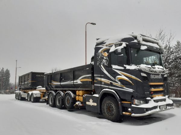 Leustun Kaivun Scania R770XT
Leustun Kaivu Ky:n Scania R770XT sorayhdistelmä.
Avainsanat: Leustun-Kaivu Scania 770XT ABC Hirvaskangas