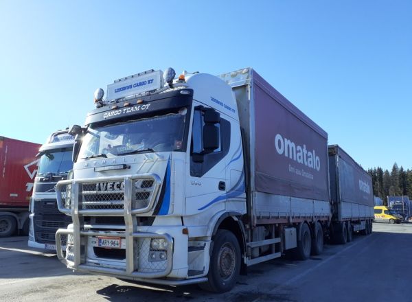 Liikenne Cargon Iveco Stralis 560
Liikenne Cargo Ky:n nosturilla varustettu Iveco Stralis 560 täysperävaunuyhdistelmä.
Avainsanat: Liikenne-Cargo Iveco Stralis 560 ABC Hirvaskangas Jahvetti Omatalo