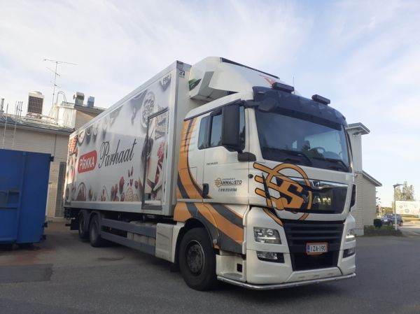 Liikennöinti Sammaliston MAN TGX 26.510 
Liikennöinti Sammalisto Oy:n MAN TGX 26.510 rahtiauto.
Avainsanat: Sammalisto MAN TGX 26.510 Shell Pirkka