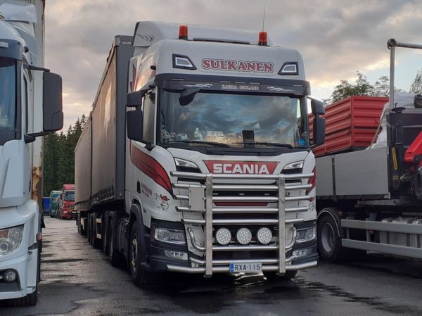 Liikenteenharjoittaja P Sulkasen Scania 560R
Liikenteenharjoittaja P Sulkasen Scania 560R b-juna.
Avainsanat: Sulkanen Scania 560R ABC Hirvaskangas B-juna