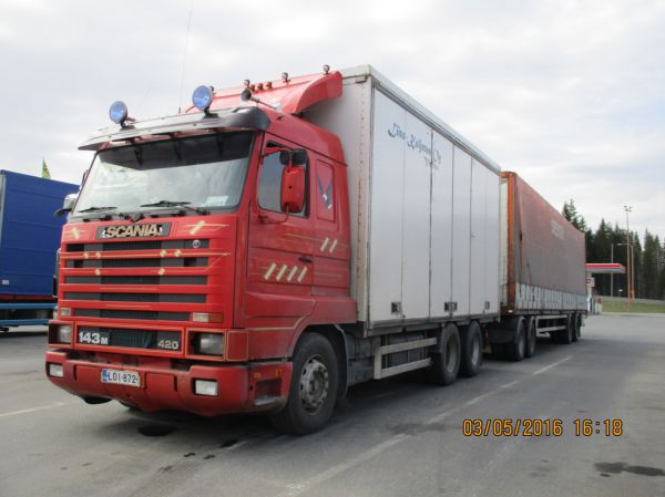 Liito-Kuljetuksen Scania 143M
Liito-Kuljetus Oy:n Scania 143M täysperävaunuyhdistelmä.
Avainsanat: Liito-Kuljetus Scania 143M ABC Hirvaskangas