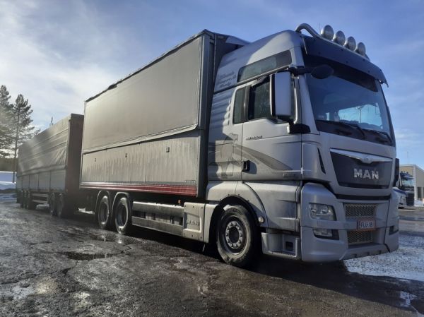 Lillsunde Transportin MAN TGX 28.520
Lillsunde Transport Ab:n MAN TGX 28.520 täysperävaunuyhdistelmä.
Avainsanat: Lillsunde Transport MAN TGX 28.520 Shell Hirvaskangas