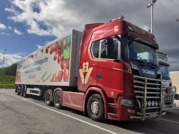 Lisatransin Scania S650
Valion ajossa oleva Lisatrans Oy:n Scania S650 puoliperävaunuyhdistelmä
Avainsanat: Valio Lisatrans Scania S650 Shell Hirvaskangas Valiojogurtti