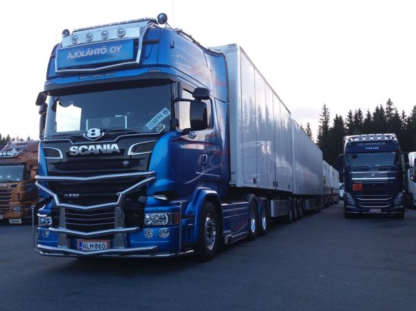 Lohjan Ajolähdön Scania R730
Lohjan Ajolähtö Oy:n Scania R730 b-juna.
Avainsanat: Ajolähtö Scania R730 B-juna ABC Hirvaskangas