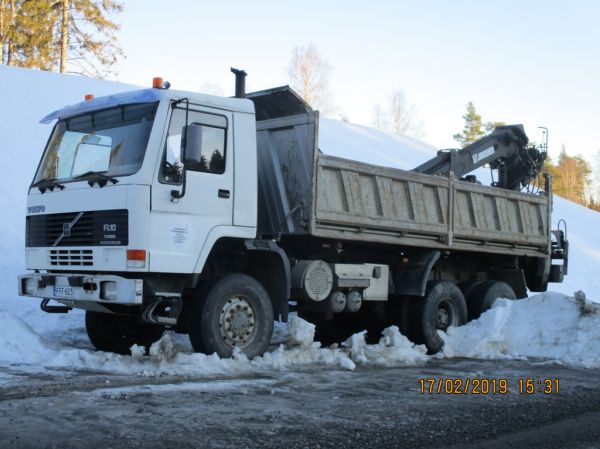 Louhinta Pynnösen Volvo FL10
Louhinta Pynnönen Oy:n nosturilla varustettu Volvo FL10 kuorma-auto.
Avainsanat: Pynnönen Volvo FL10