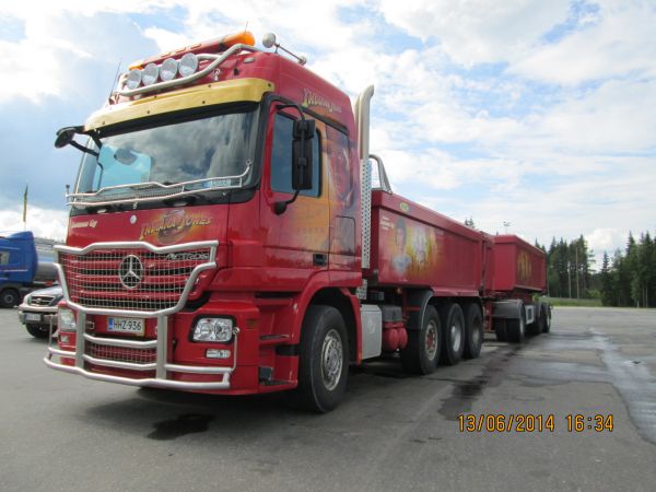 Kuljetus Louneksen MB 3255 Actros 
Kuljetus Lounes Oy:n MB 3255 Actros sorayhdistelmä.
Avainsanat: Lounes MB 3255 Actros Indiana Jones ABC Hirvaskangas Vainio