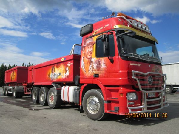 Kuljetus Louneksen MB 3255 Actros 
Kuljetus Lounes Oy:n MB 3255 Actros sorayhdistelmä.
Avainsanat: Lounes MB 3255 Actros Indiana Jones ABC Hirvaskangas Vainio