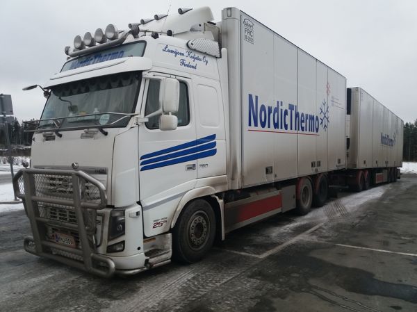 Lumijoen Kuljetuksen Volvo FH16
Lumijoen Kuljetus Oy:n Volvo FH16 täysperävaunuyhdistelmä.
Avainsanat: Lumijoen-Kuljetus Volvo FH16 Nordic-Thermo