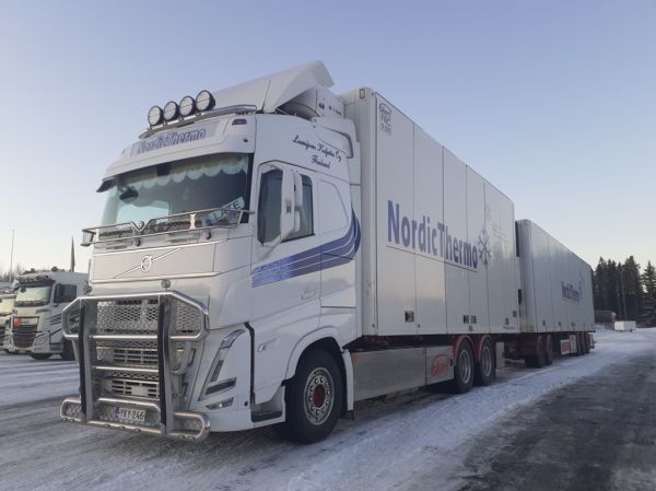Lumijoen Kuljetuksen Volvo FH
Lumijoen Kuljetus Oy:n Volvo FH täysperävaunuyhdistelmä.
Avainsanat: Lumijoen-Kuljetus Volvo FH Nordic-Thermo ABC Hirvaskangas