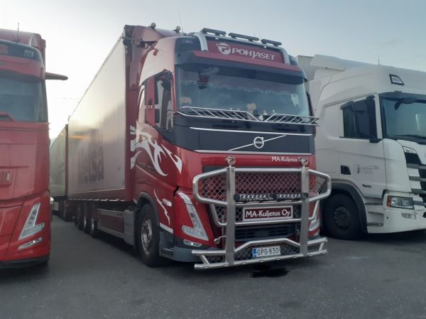 MA-Kuljetuksen Volvo FH500
MA-Kuljetus Oy:n Volvo FH500 hakeyhdistelmä.
Avainsanat: MA-Kuljetus Pohjaset Metsä Volvo FH500 ABC Hirvaskangas