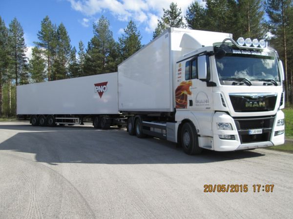 MAN TGX 26.520
MAN TGX 26.520 moduuliyhdistelmä esiteltävänä MAN ROAD SHOW 2015:sta Hirvaskankaan Shellin pihassa 20.5.2015. 
Avainsanat: MAN TGX 26.520 Shell Hirvaskangas