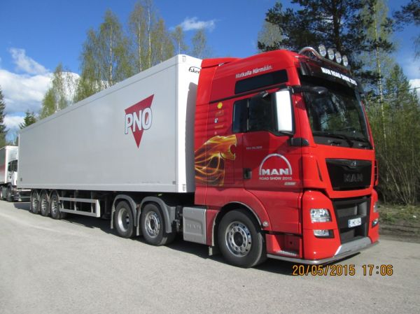 MAN TGX 26.560
MAN TGX 26.560 puoliperävaunuyhdistelmä esiteltävänä MAN ROAD SHOW 2015:sta Hirvaskankaan Shellin pihassa 20.5.2015. 
Avainsanat: MAN TGX 26.560 Shell Hirvaskangas