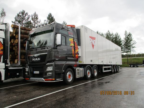 MAN TGX 26.560
MAN TGX 26.560 puoliperävaunuyhdistelmä.
Avainsanat: MAN TGX 26.560 Shell Hirvaskangas