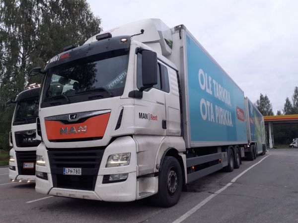 MAN Rentin MAN TGX 28.510
Keskon ajossa oleva MAN Rentin MAN TGX 28.510 täysperävaunuyhdistelmä.
Avainsanat: Kesko MAN-Rent MAN TGX 28.510 Shell Hirvaskangas Peppilotta