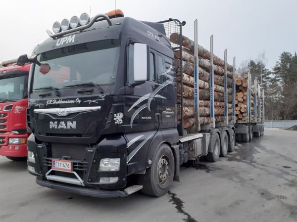 Kuljetus J&R Hakkaraisen MAN TGX 35.560 
Kuljetus J&R Hakkarainen Oy:n MAN TGX 35.560 puutavarayhdistelmä 
Avainsanat: Hakkarainen MAN TGX 35.560 Neste