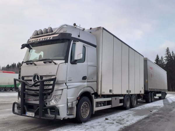 MB 2551 Actros
Polarlinen ajossa oleva MB 2551 Actros täysperävaunuyhdistelmä.
Avainsanat: Polarline MB 2551 Actros ABC Hirvaskangas
