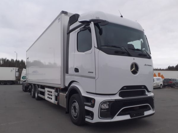 MB 2553 Actros L
MB 2553 Actros L rahtiauto.
Avainsanat: MB 2553 ActrosL ABC Hirvaskangas