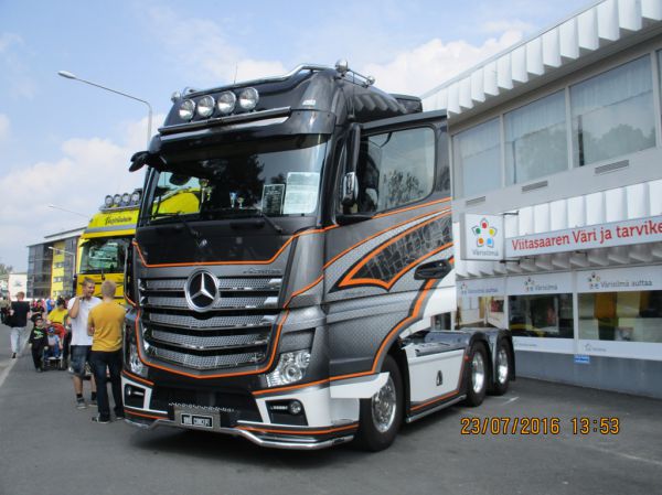 MB 2651 Actros
MB 2651 Actros rekkaveturi.
Avainsanat: MB 2651 Actros Viitasaari16