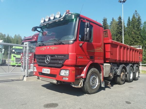 MB 2651 Actros
MB 2651 Actros sora-auto.
Avainsanat: MB 2651 Actros