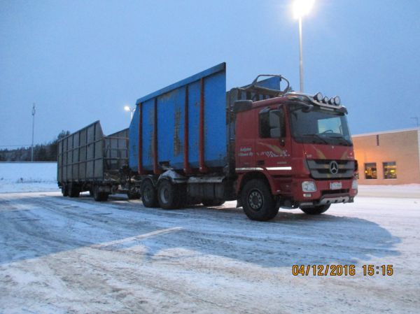 Kuljetus Villmanin MB 2655 Actros
Kuljetus Villman Oy:n MB 2655 Actros energiapuuyhdistelmä.
Avainsanat: Villman MB 2655 Actros Shell Hirvaskangas