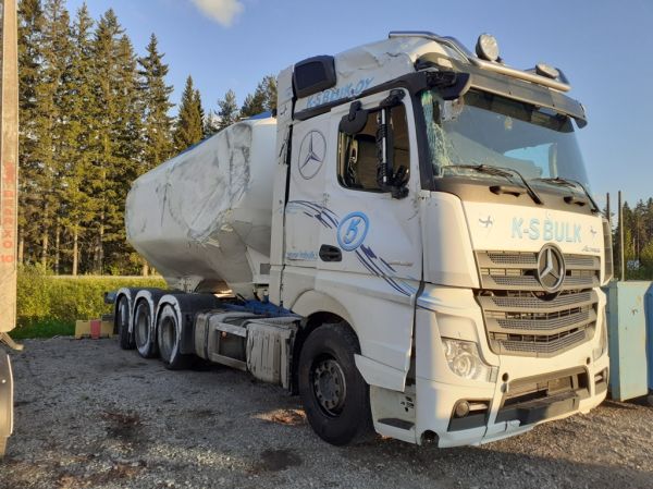 K-S Bulkin MB 3553 Actros
K-S Bulk Oy:n MB 3553 Actros säiliöyhdistelmän vetäjä kaatui kyljelleen liikenneympyrässä  Äänekoskella 3.6.2025.
Avainsanat: K-S-Bulk MB 3553 Actros Liikenneonnettomuus Hirvaskangas