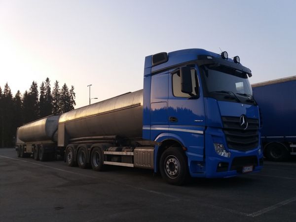 MB 3553 Actros
MB 3553 Actros säiliöyhdistelmä.
Avainsanat: MB 3553 Actros ABC Hirvaskangas