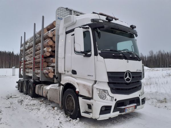 M Flyktmanin MB 3553 Actros
M Flyktman Oy:n MB 3553 Actros puutavara-auto.
Avainsanat: Flyktman MB 3553 Actros Hirvaskangas