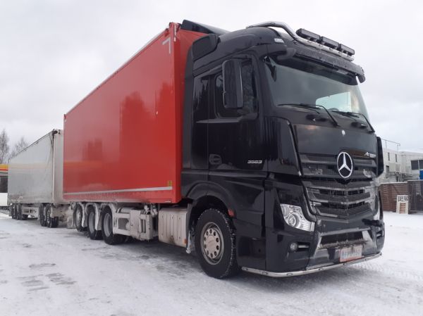 MB 3563 Actros
MB 3563 Actros hakeyhdistelmä.
Avainsanat: MB 3563 Actros Shell Hirvaskangas