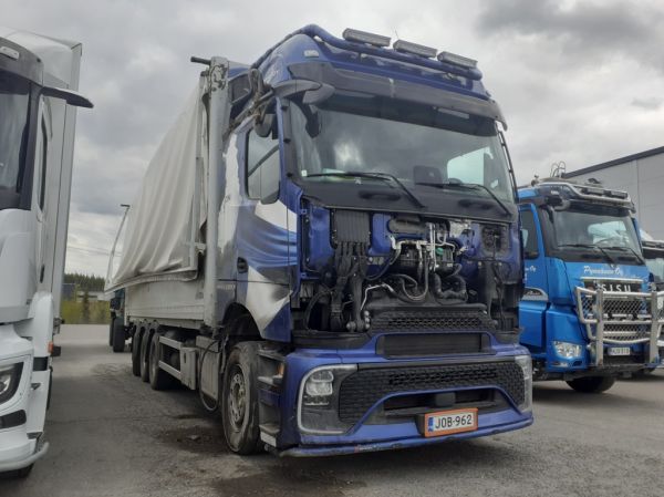 Klikkaa kuvaa nähdäksesi se täysikokoisena
==============
Koneurakointi A Sammaliston MB 3563 Actros
Koneurakointi A Sammalisto Oy:n MB 3563 Actros hakeyhdistelmä suistui ulos tieltä Nelostiellä Jyväskylässä 31.3.2026. Vetäjä selvisi ilman vakavampia pintanaarmuja.
Avainsanat: Sammalisto KAS MB 3563 Actros Onnettomuus Koneurakointi A Sammaliston MB 3563 Actros
Koneurakointi A Sammalisto Oy:n MB 3563 Actros hakeyhdistelmä suistui ulos tieltä Nelostiellä Jyväskylässä 31.3.2026. Vetäjä selvisi ilman vakavampia pintanaarmuja.
Avainsanat: Sammalisto KAS MB 3563 Actros Onnettomuus