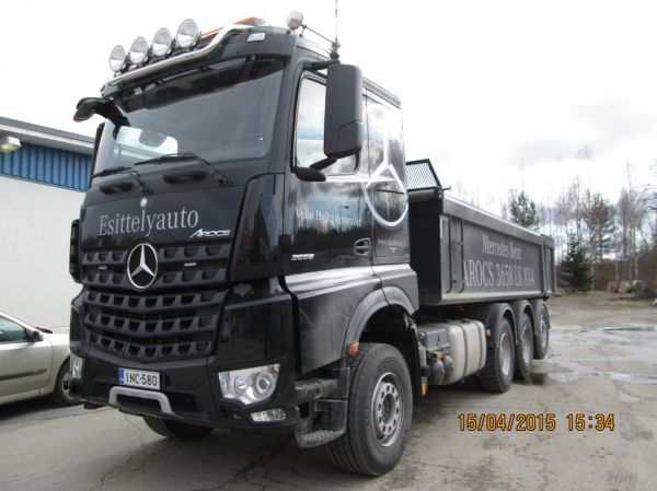 Veho Hyötyajoneuvojen MB 3658 Arocs
Vianor Oy:n Äänekosken toimipisteen avajaisissa 15.4.2015 oli esiteltävänä Veho Hyötyajoneuvojen MB 3658 Arocs sora-auto.
Avainsanat: Veho MB 3658 Arocs