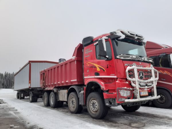 Veljekset Koljosen MB 4158 Arocs
Veljekset Koljonen Ay:n MB 4158 Arocs täysperävaunuyhdistelmä.
Avainsanat: Koljonen MB 4158 Arocs ABC Hirvaskangas 17