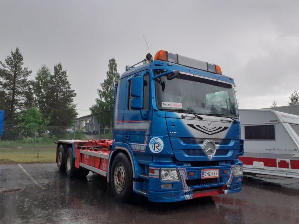 MB Actros
MB Actros koukkulava-auto.
Avainsanat: MB Actros