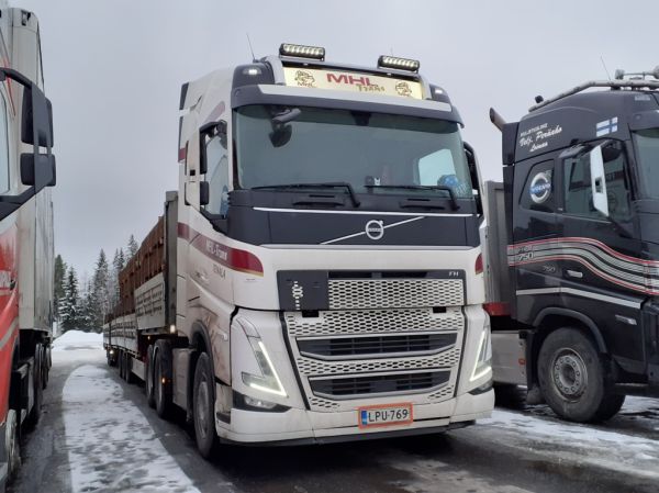 MHL-Transin Volvo FH500
MHL-Trans Ab:n Volvo FH500 puoliperävaunu+vasikkayhdistelmä.
Avainsanat: MHL-Trans Volvo FH500 ABC Hirvaskangas Pätkis