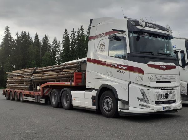 Klikkaa kuvaa nähdäksesi se täysikokoisena
==============
MHL-Transin Volvo FH540
MHL-Trans Ab:n Volvo FH540 puoliperävaunuyhdistelmä.
Avainsanat: MHL-Trans Volvo FH540 ABC Hirvaskangas MHL-Transin Volvo FH540
MHL-Trans Ab:n Volvo FH540 puoliperävaunuyhdistelmä.
Avainsanat: MHL-Trans Volvo FH540 ABC Hirvaskangas