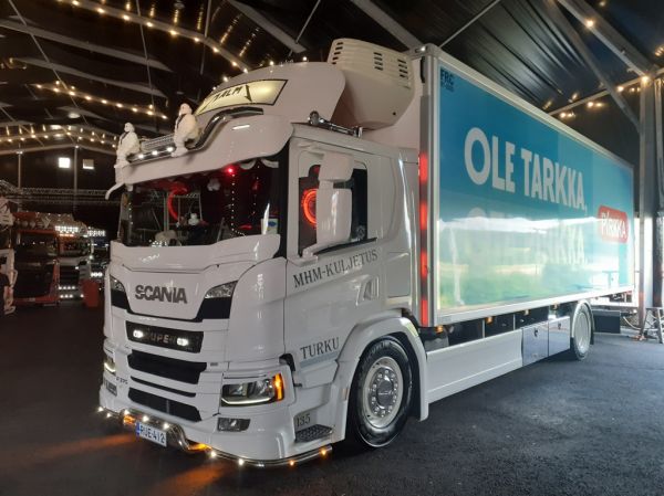 MHM-Kuljetuksen Scania P370
Keskon ajossa oleva MHM-Kuljetuksen Scania P370 rahtiauto.
Avainsanat: Kesko Pirkka MHM-Kuljetus Scania P370 Himos25