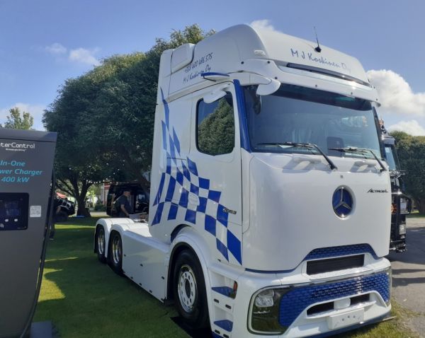 M J Koskisen MB 2653 Actros L
M J Koskinen Oy:n MB 2653 Actros L rekkaveturi.
Avainsanat: Koskinen MB 2653 ActrosL Alahärmä25