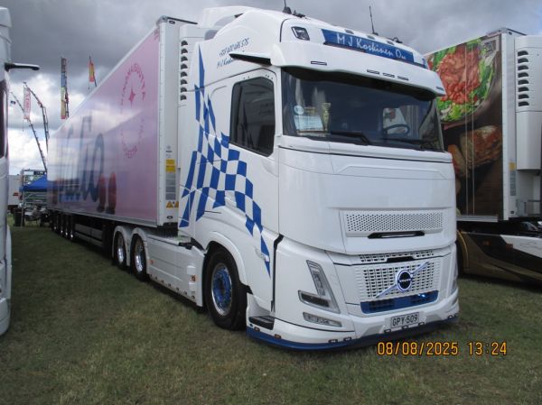 M J Koskisen Volvo FH500
Valion ajossa oleva M J Koskinen Oy:n Volvo FH500 puoliperävaunuyhdistelmä.
Avainsanat: Valio Koskinen Volvo FH500 Alahärmä25